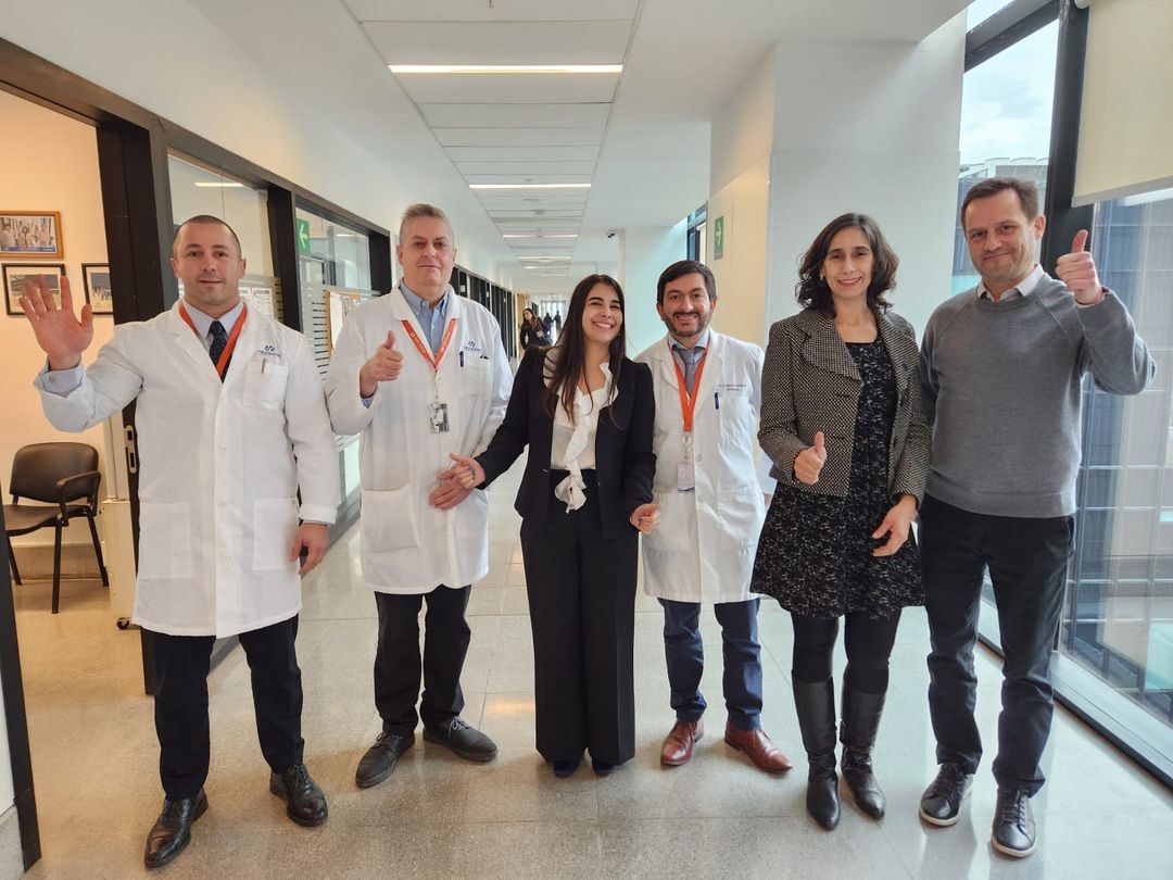 Dra. Sara Barría celebra aprovar su examen final de especialización.